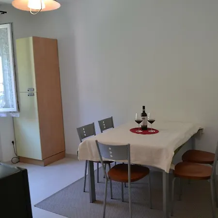 Casa Alloro アパート カンノビオ